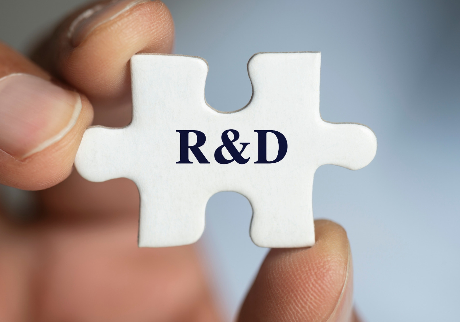 「R&D」と書かれたパズルのピースの画像