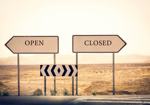 「open」と「close」の看板